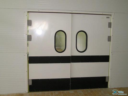 Маятниковые двери с фиксацией 90 градусов